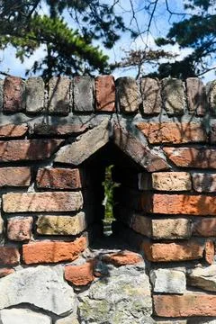 Window opening in the ancient brick wall of the fortress Stock-Fotos