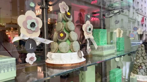 The window of the pasta store in Paris green macaroons laduree are exhibited in Vídeos de archivo 181464208