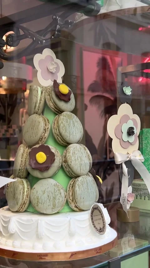 The window of the pasta store in Paris green macaroons laduree are exhibited in Vídeos de archivo 244257205