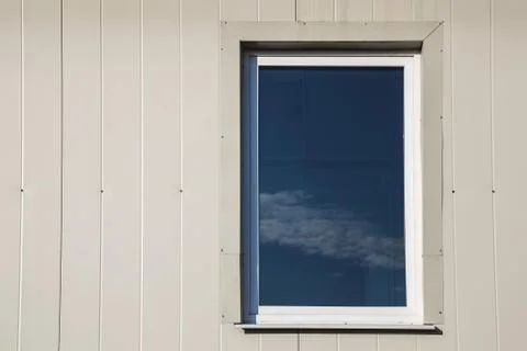 Window in plastic siding wall Stock-Fotos