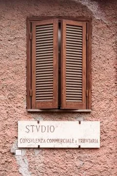 Window with plate Фото