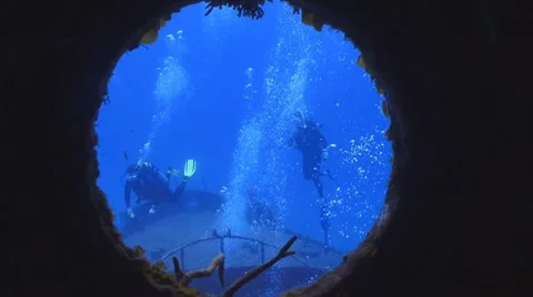 Window to scuba divers through shipwreck Видео 8607012