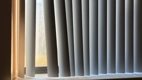 Window shades moving from draft 動画素材 102162681