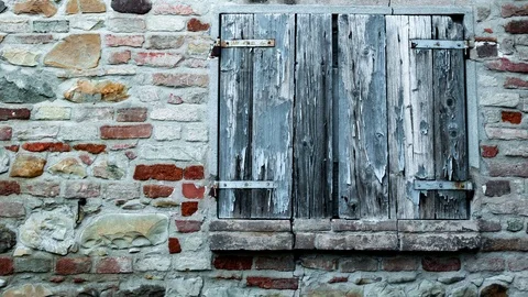 Window shutter of rural house, with brick wall and ancient stones. Vídeo Stock 112247130