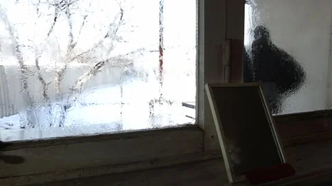 Window sill mirror Vídeo Stock 322072550