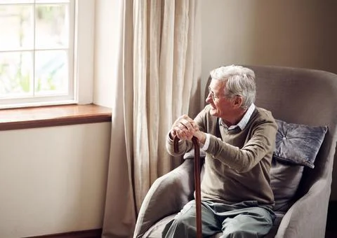 Window, thoughts and old man with cane in house, retirement and good memory.. Foto stock