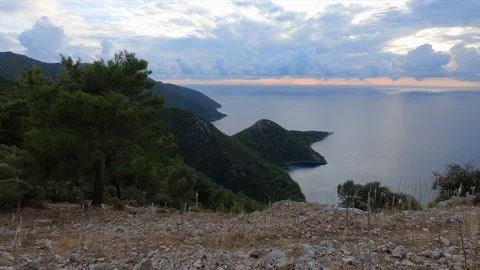 Window view of a car moving along a mountain road near the Mediterranean coast i Video stock 119844064