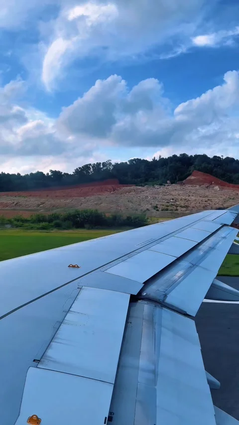 Window view during airplane takeoff, looking out over the wing Vidéo 312423157