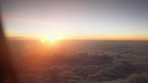 Window view of flying airplane sunset scene 스톡 동영상 325173716