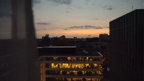 Window views through curtains of buildings and sunsets 4K Vídeos de archivo 110692677