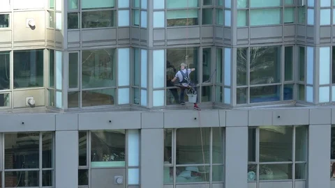 Window washer working on heights. 库存影片 73911528