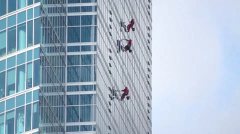 Window washers on skyscraper Video stock 8692497