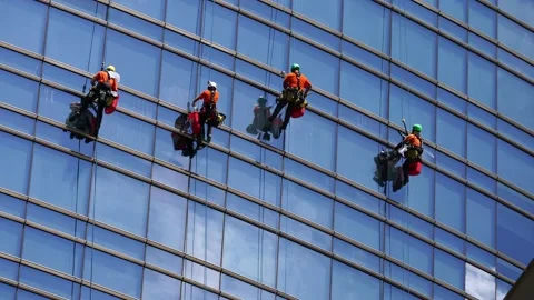 Window washers at work on a glass facade in Milan	Kategorie Stock Footage 221643640