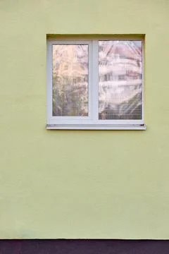 Window on yellow wall Foto stock