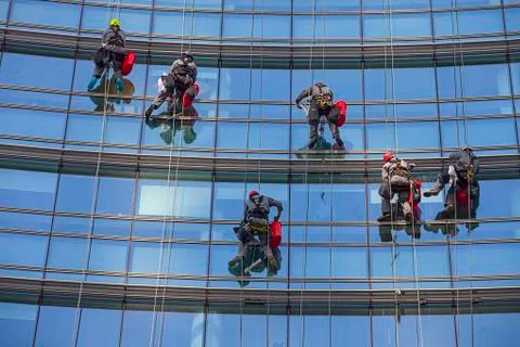 Windows cleaners on skyscraper Foto stock
