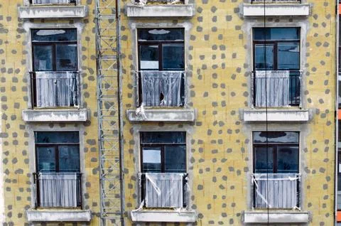 The windows of the constructed building, and the pointwise applied cement fin Stock-Fotos
