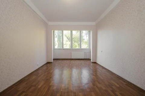 Windows in the empty old room interior Stock-Fotos