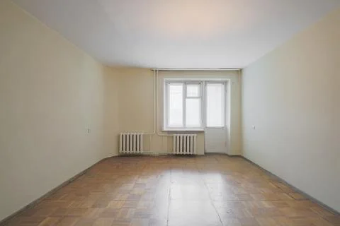 Windows in the empty old room interior Foto stock