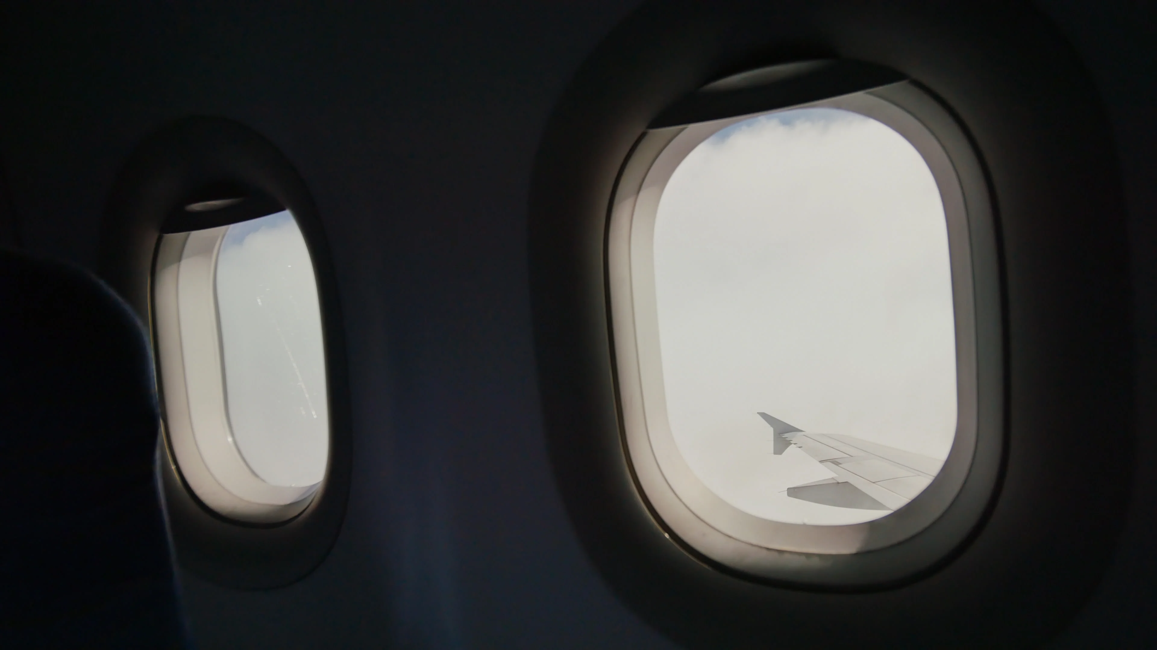 В самолете пусто. Boeing 737-800 откидные столики. Пустой салон самолета. В самолете пусто. Темный салон самолета.