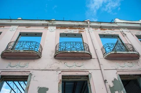 The windows face the sky. Roofless building Foto stock