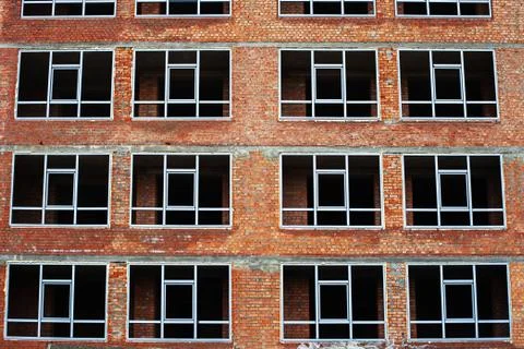 Windows frame in brick multistory house under construction Foto stock