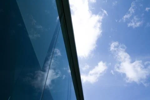 Windows reflecting white clouds in sky Stockfoto's