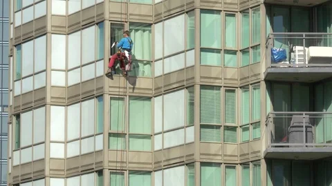 Windows washer working on heights. 库存影片 73912777