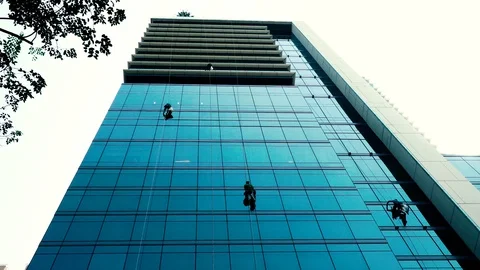 Windows washers cleaning office windows at a high building Video stock 108713209