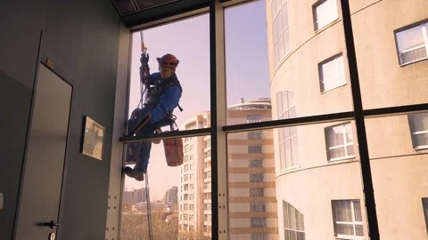 Windows washing skyscraper mountain climber Video stock 86255280