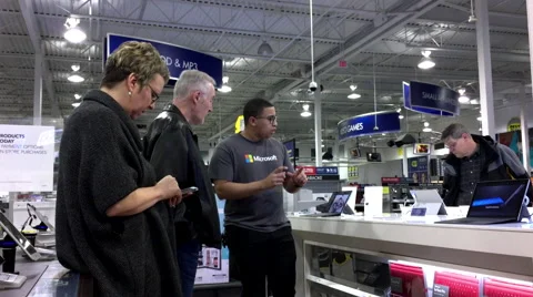Windows worker explaining questions for old man inside store Vídeo Stock 56528667