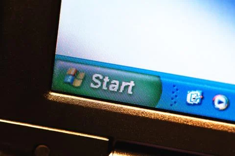 Windows XP start menu bar, windows logo on an old low resolution lcd display Foto stock