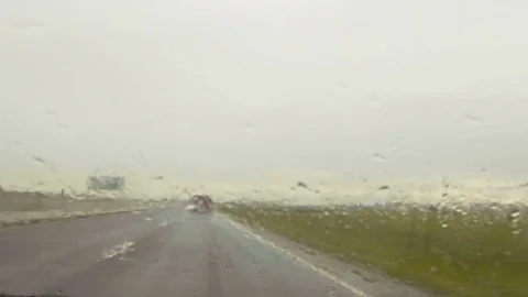 Windscreen window in rain Видео 76915722