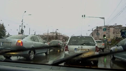 Windscreen window in rain Видео 77425769