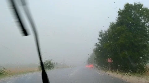 Windscreen wipers moving very quickly on a windscreen to clear heavy rain Stock-Footage 117715310