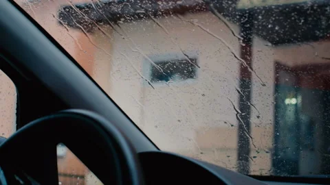 Windshield car. Drops of sleet dripping on the glass. Vídeos de archivo 105065686
