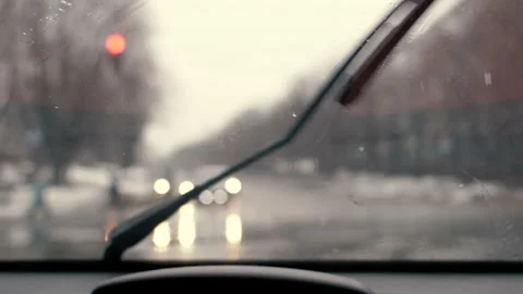 Windshield car. Drops of sleet dripping on the glass. Wipers work. Vídeo Stock 105066220