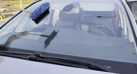 Windshield cleaning at a gas station 스톡 동영상 283729794