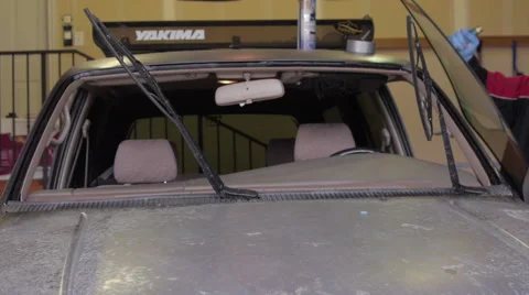 Windshield installation 動画素材 56956775