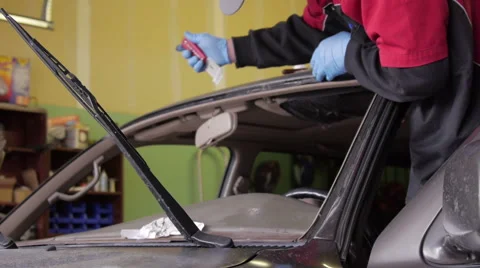 Windshield removal, cleaning out old seal 库存影片 56959474