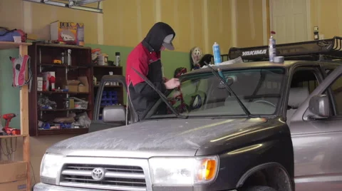 Windshield removal guy 動画素材 56955704