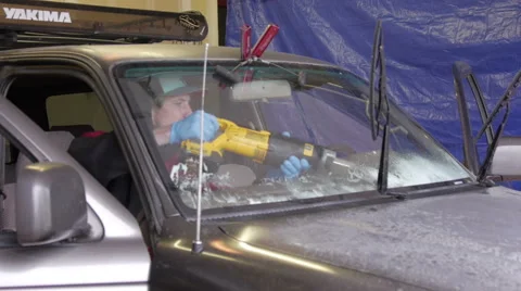 Windshield removal powertool 動画素材 56954856