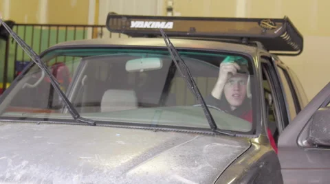 Windshield repairman Vídeo Stock 56953000