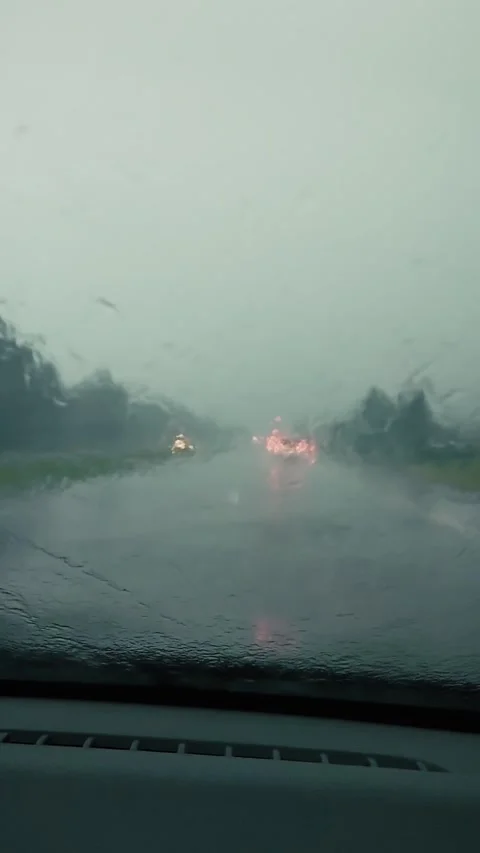 Windshield view car driving along wet asphalt road in heavy rain at dusk Vídeo Stock 320972483