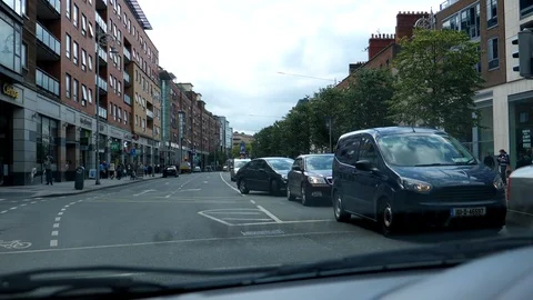 Windshield view driving in center of Dublin Vídeos de archivo 124601662