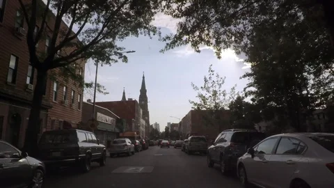 Windshield view. Going through Greenpoint. Late afternoon. Brooklyn. New York. Vídeo Stock 75280164