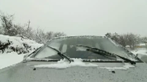 Windshield wipers clearing off the snow Vídeos de archivo 10686776