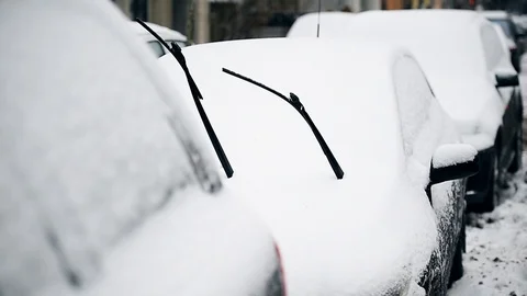 Windshield wipers lifted after heavy snowfall 스톡 동영상 87478040