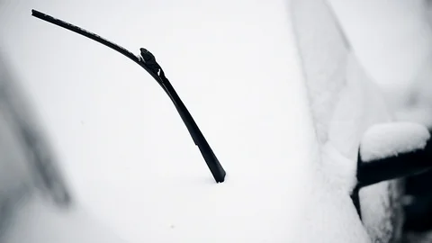 Windshield wipers lifted after heavy snowfall Vídeo Stock 87478042
