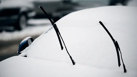 Windshield wipers lifted after heavy snowfall 스톡 동영상 87478053