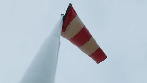 Windsock determining the direction and strength of wind speed Vídeos de archivo 166587936